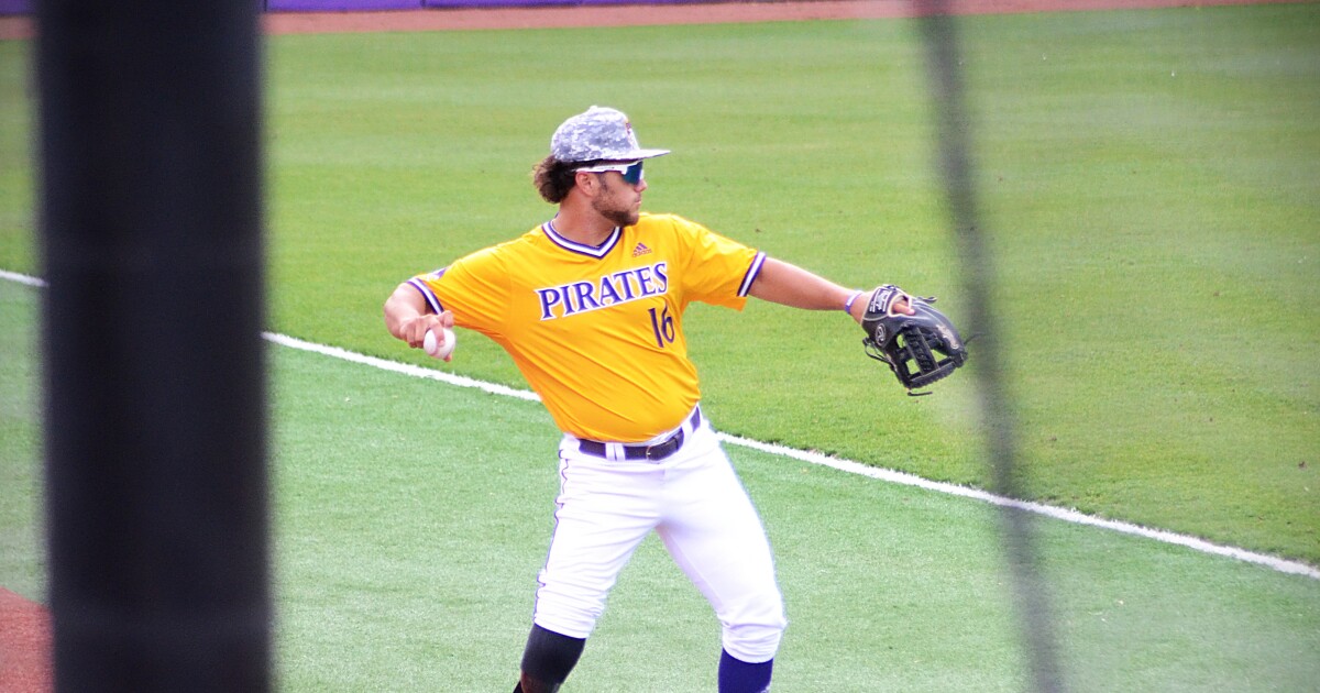 baseball。 East Carolina baseball: Amputee Parker Byrd provides